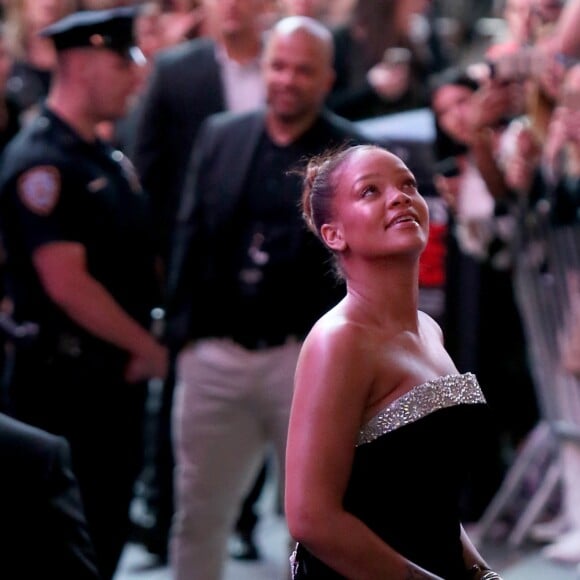 Rihanna salue ses fans à son arrivée à la soirée Fenty Beauty à New York, le 7 septembre 2017.