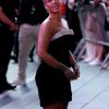 Rihanna salue ses fans à son arrivée à la soirée Fenty Beauty à New York, le 7 septembre 2017.