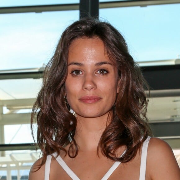 Lucie Lucas arrive à l'aéroport de Nice pour assister au 70ème Festival International du Film de Cannes, le 21 mai 2017.