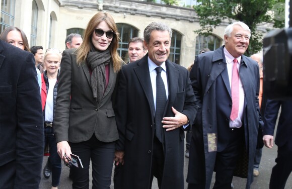 Claude Goasguen, maire du XVIème arrondissement - L'ancien président Nicolas Sarkozy et sa femme Carla Bruni-Sarkozy votent pour le second tour des élections présidentielles au lycée La Fontaine à Paris le 7 mai 2017.