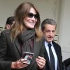 L'ancien président Nicolas Sarkozy et sa femme Carla Bruni-Sarkozy votent pour le second tour des élections présidentielles au lycée La Fontaine à Paris le 7 mai 2017.