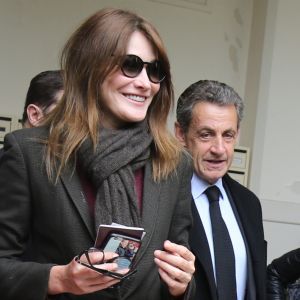 L'ancien président Nicolas Sarkozy et sa femme Carla Bruni-Sarkozy votent pour le second tour des élections présidentielles au lycée La Fontaine à Paris le 7 mai 2017.