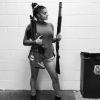 Ariel Winter a désormais le droit de porter une arme. Ici dans un club de tir de Los Angeles. Instagram, août 2017