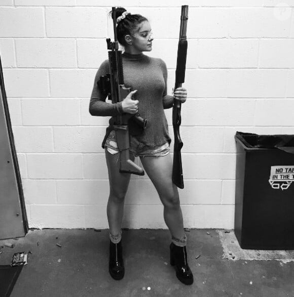 Ariel Winter a désormais le droit de porter une arme. Ici dans un club de tir de Los Angeles. Instagram, août 2017