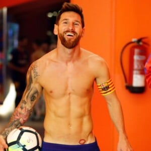 Lionel Messi dévoile un tatouage jusque là inconnu, une bouche située juste au dessus de son short. Le 9 septembre 2017.