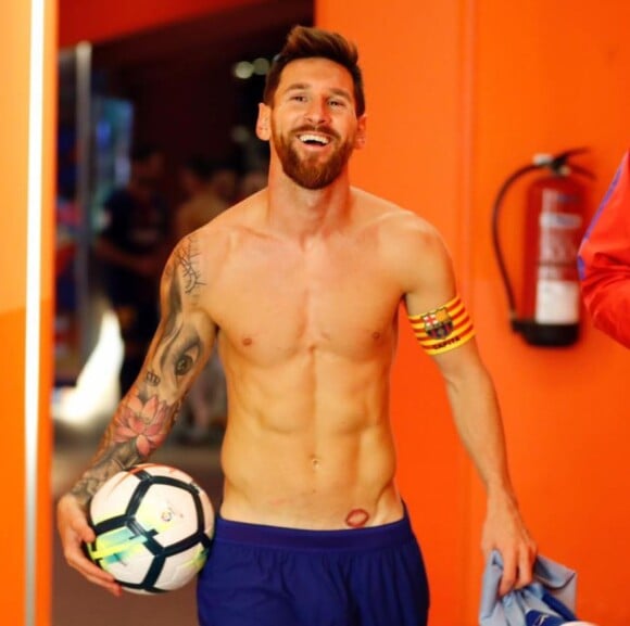 Lionel Messi dévoile un tatouage jusque là inconnu, une bouche située juste au dessus de son short. Le 9 septembre 2017.