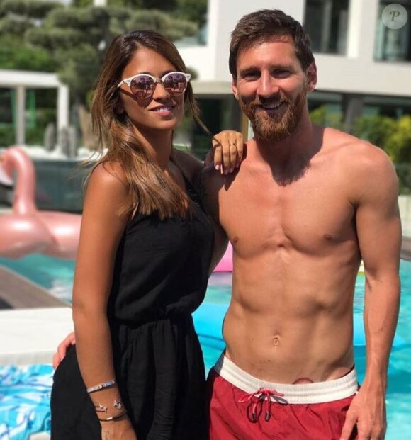 Lionel Messi avait déjà laissé entrevoir son tatouage inattendu en août 2017, lorsqu'il posait avec sa femme Antonella Roccuzzo.