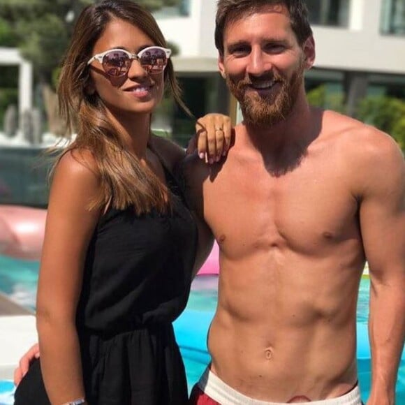 Lionel Messi avait déjà laissé entrevoir son tatouage inattendu en août 2017, lorsqu'il posait avec sa femme Antonella Roccuzzo.