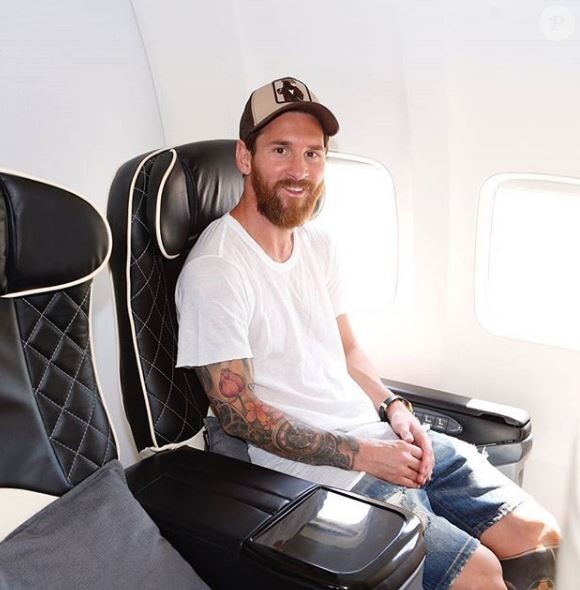 Lionel Messi expose ses impresionnants tatouages, l'un sur le bras droit et l'autre sur la jambe gauche. Instagram, août 2017.