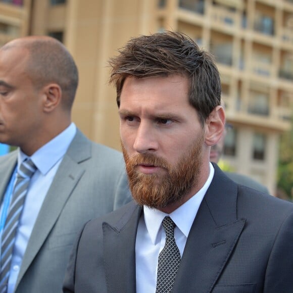 Lionel Messi signe des autographes après le tirage au sort de l'UEFA Champions League 2017/2018 et la remise du trophée du meilleur joueur et de la meilleure joueuse de la saison 2016/2017 au Grimaldi Forum à Monaco. © Michael Alesi/Bestimage