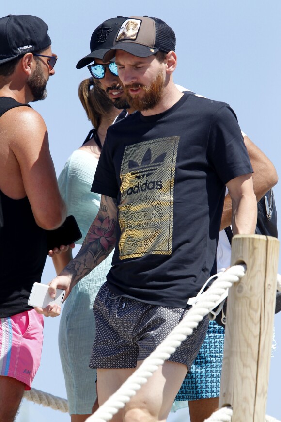 Lionel Messi - Lionel Messi en vacances sur un yacht en famille avec des amis au large de Formentera le 13 juin 2017.