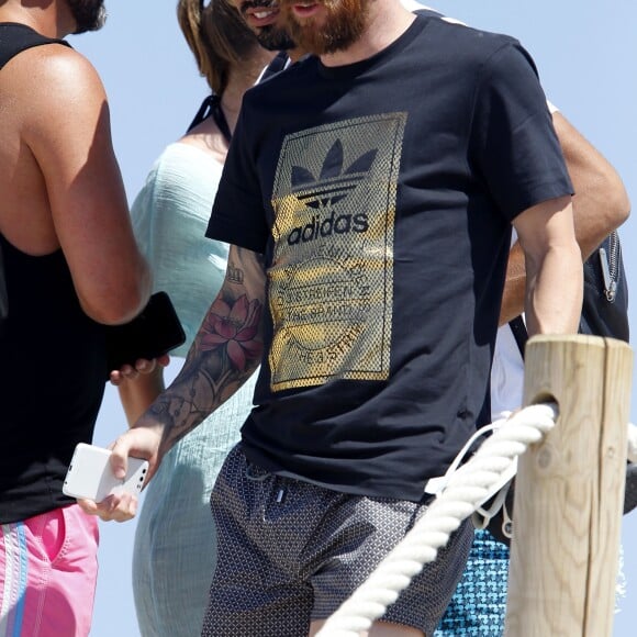 Lionel Messi - Lionel Messi en vacances sur un yacht en famille avec des amis au large de Formentera le 13 juin 2017.