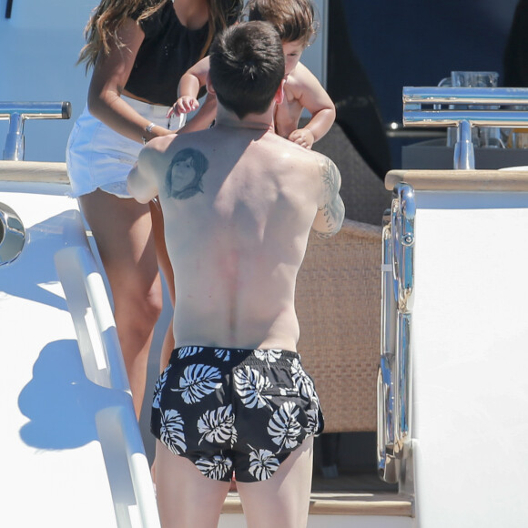 Lionel Messi (de dos) et sa femme Antonella Rocuzzo en vacances sur un yacht avec leurs familles et des amis au large de Formentera le 12 juin 2017.