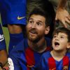 Lionel Messi et son fils Thiago - Espagne : Messi offre la Coupe du Roi au Barça face à Alavés le 27 mai 2017.