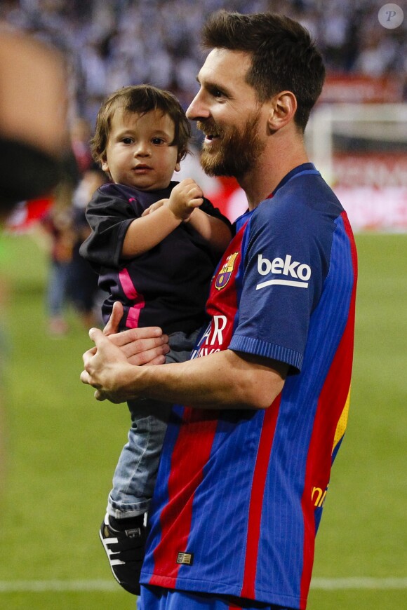 Lionel Messi et son fils Matéo - Espagne : Messi offre la Coupe du Roi au Barça face à Alavés le 27 mai 2017.
