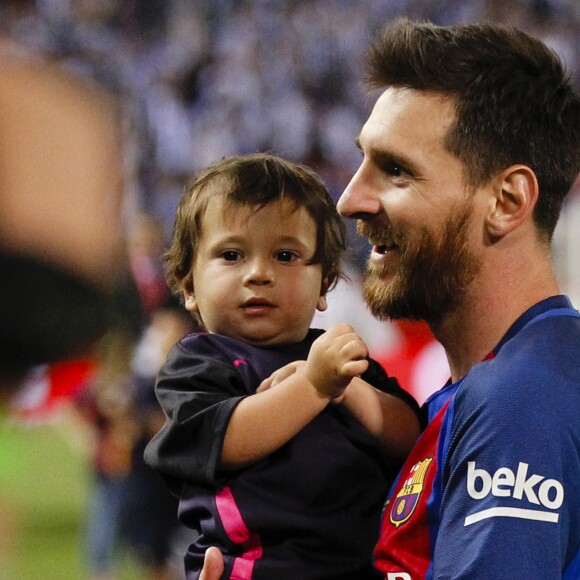 Lionel Messi et son fils Matéo - Espagne : Messi offre la Coupe du Roi au Barça face à Alavés le 27 mai 2017.