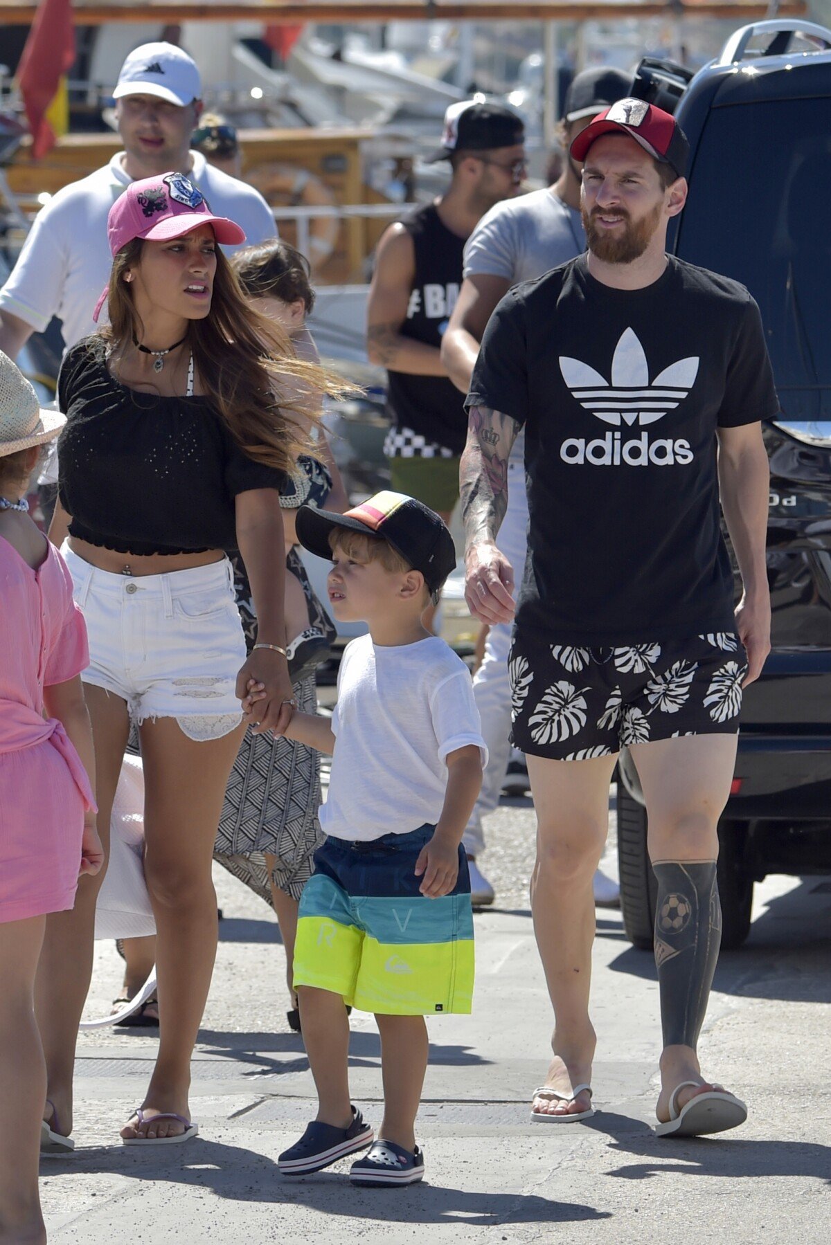 Photo : Lionel Messi, sa femme Antonella Rocuzzo et leur fils Thiago en  vacances à Ibiza le 12 juin 2017. - Purepeople