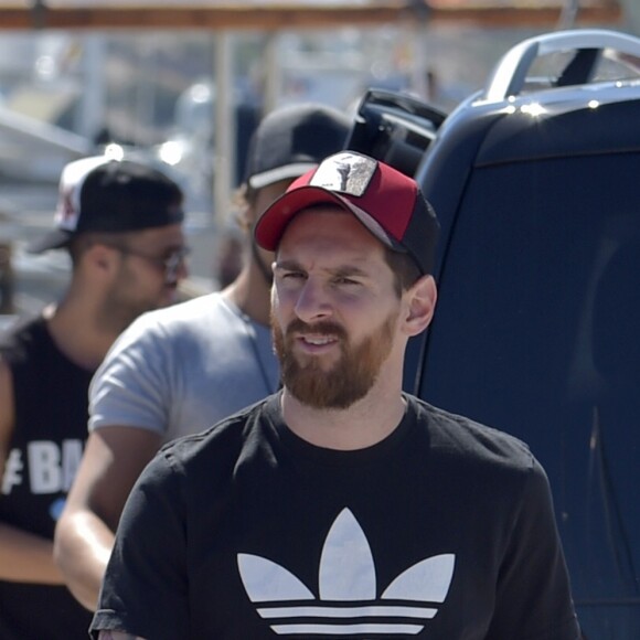 Lionel Messi, sa femme Antonella Rocuzzo et leur fils Thiago en vacances à Ibiza le 12 juin 2017.