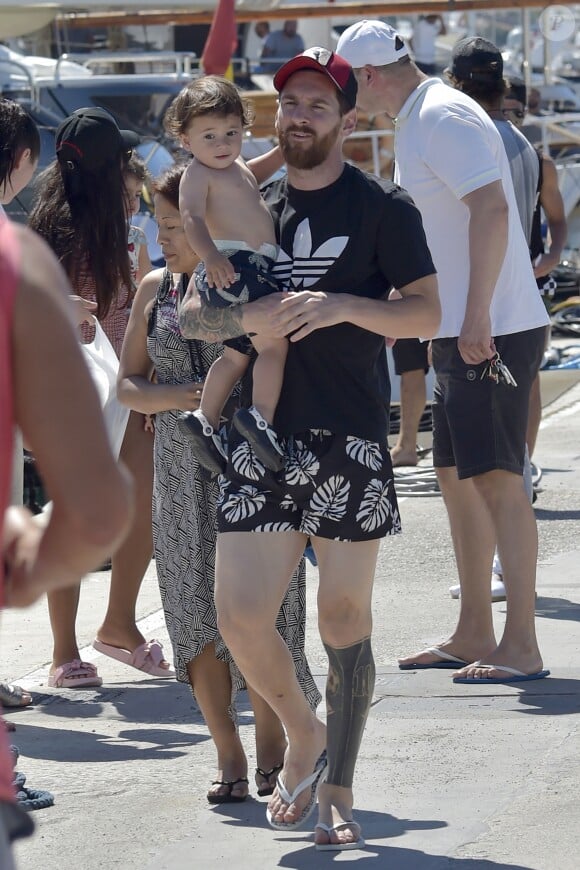 Lionel Messi et son fils Mateo en vacances à Ibiza le 12 juin 2017.