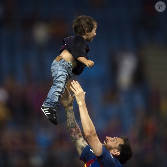 Lionel Messi et son fils Matéo - Espagne : Messi offre la Coupe du Roi au Barça face à Alavés à Madrid le 27 mai 2017.