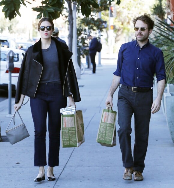 Mandy Moore fait du shopping avec son compagnon Taylor Goldsmith, du groupe Dawes, dans les rues de Beverly Hills. Le 5 novembre 2015