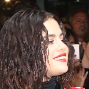 Selena Gomez pose pour ses fans à l'entrée du défilé Coach pendant la Fashion Week de New York, le 13 septembre 2017.