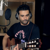 Nazim se fait malmener en studio par Cyril Hanouna lors de l'enregistrement de son single Pourquoi veux-tu que je danse ?. Arrivera-t-il à assimiler la technique "moustache-souplesse" ? © Universal / Polydor