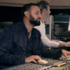 Nazim se fait malmener en studio par Cyril Hanouna lors de l'enregistrement de son single Pourquoi veux-tu que je danse ?. Arrivera-t-il à assimiler la technique "moustache-souplesse" ? © Universal / Polydor