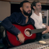 Nazim se fait malmener en studio par Cyril Hanouna lors de l'enregistrement de son single Pourquoi veux-tu que je danse ?. Arrivera-t-il à assimiler la technique "moustache-souplesse" ? © Universal / Polydor