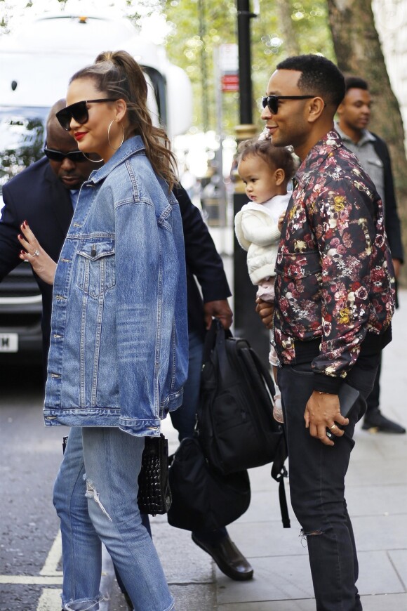 John Legend, sa femme Chrissy Teigen et leur fille Luna quittent l'Hôtel Corinthia à Londres, le 14 septembre 2017.