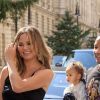 Chrissy Teigen, son mari John Legend et leur fille Luna à la sortie de leur hôtel à Londres. Le 12 septembre 2017