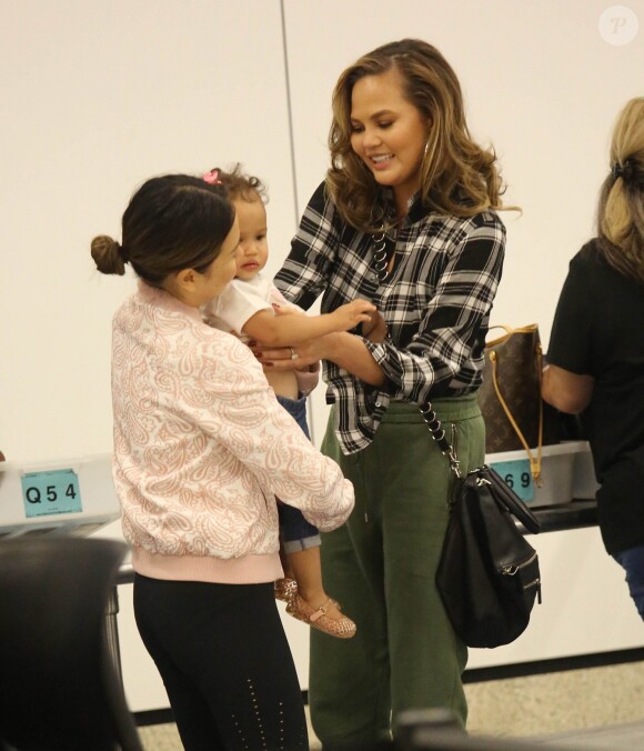 Chrissy Teigen avec sa fille Luna à l'aéroport de Los Angeles pour prendre l’avion, le 9 septembre 2017