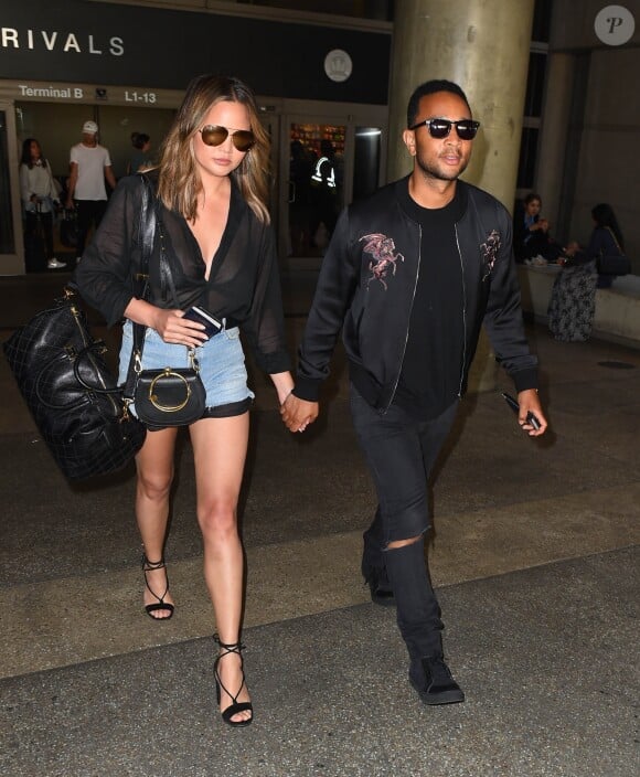 Exclusif - Chrissy Teigen et son mari John Legend arrivent à l'aéroport de LAX à Los Angeles, le 2 septembre 2017