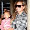 Chrissy Teigen et sa fille Luna lors de leur arrivée à l'aéroport de Los Angeles le 15 septembre 2015