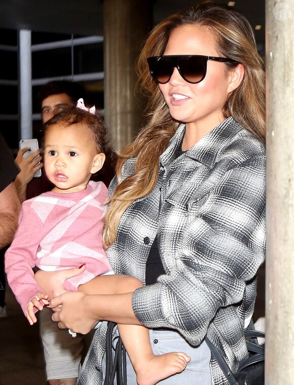 Chrissy Teigen et sa fille Luna lors de leur arrivée à l'aéroport de Los Angeles le 15 septembre 2015