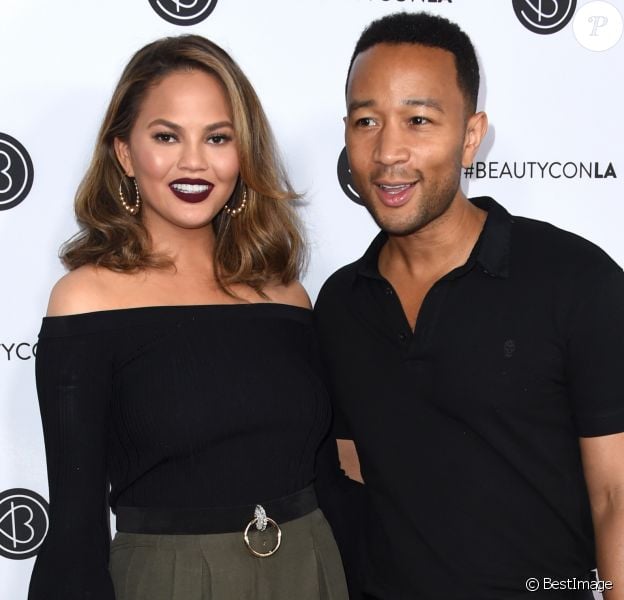 Chrissy Teigen et son mari John Legend - People au 2ème jour du Beautycon 2017 au Los Angeles Convention Center à Los Angeles, le 13 août 2017. © Chris Delmas/Bestimage