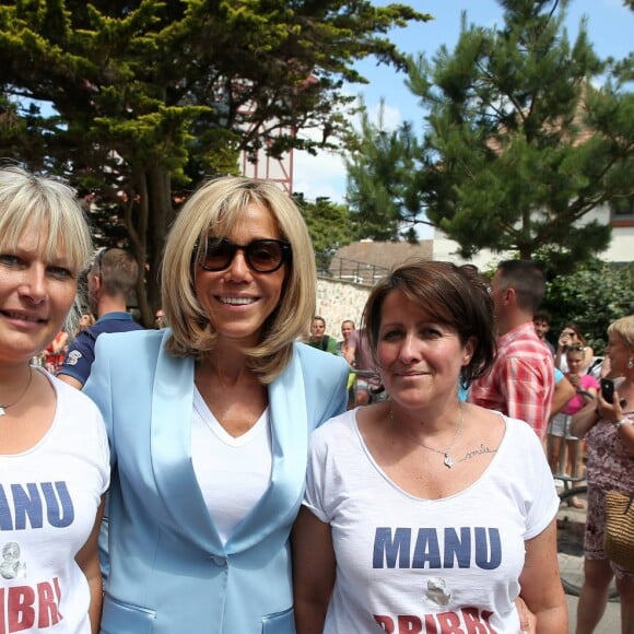 La première dame Brigitte Macron (Trogneux) et sa fille Tiphaine Auzière vont voter à la mairie du Touquet pour le second tour des législatives, au Touquet le 18 juin 2017. © Sébastien Valiela-Dominique Jacovides/Bestimage