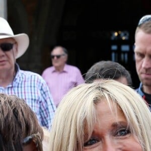 La première dame Brigitte Macron (Trogneux) et sa fille Tiphaine Auzière vont voter à la mairie du Touquet pour le second tour des législatives, au Touquet le 18 juin 2017. © Sébastien Valiela-Dominique Jacovides/Bestimage