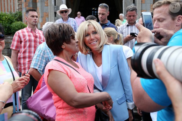La première dame Brigitte Macron (Trogneux) et sa fille Tiphaine Auzière vont voter à la mairie du Touquet pour le second tour des législatives, au Touquet le 18 juin 2017. © Sébastien Valiela-Dominique Jacovides/Bestimage