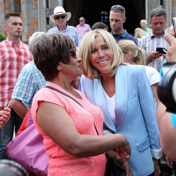 La première dame Brigitte Macron (Trogneux) et sa fille Tiphaine Auzière vont voter à la mairie du Touquet pour le second tour des législatives, au Touquet le 18 juin 2017. © Sébastien Valiela-Dominique Jacovides/Bestimage