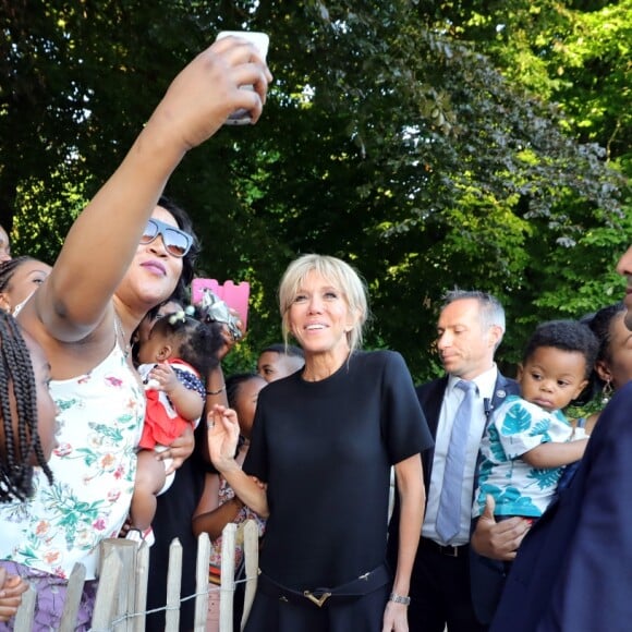 Exclusif - Prix Spécial - No Web No Blog - La femme du président français Brigitte Macron (Trogneux) (habillée en Vuitton, chaussures Carel) et la compagne du Premier ministre belge Amélie Derbaudrenghien ont effectué une escapade dans le centre de Bruxelles, Belgique, le jeudi 25 mai 2017. Les deux premières dames ont commencé par la visite de l'Alliance française, situé sur l'avenue des Arts, ensuite elles sont allées sur la Grand-Place et ont déjeuné à la Taverne du Passage, située dans les Galeries royales Saint-Hubert. © Sébastien Valiela/Bestimage