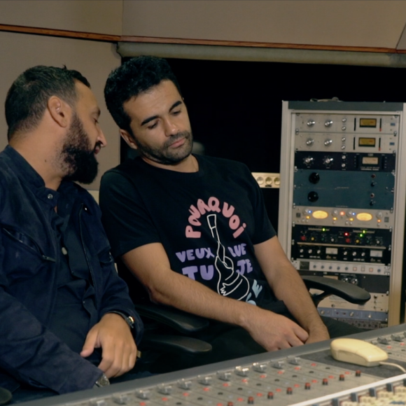 Nazim en studio avec Cyril Hanouna, qui prend son rôle très au sérieux, pour son single Pourquoi veux-tu que je danse ?, extrait de son premier album à paraître. Du grand délire !