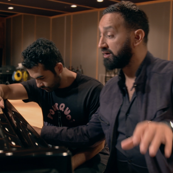 Nazim en studio avec Cyril Hanouna, qui lui donne ici quelques conseils au piano, pour son single Pourquoi veux-tu que je danse ?, extrait de son premier album à paraître. Du grand délire !