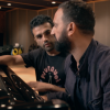 Nazim en studio avec Cyril Hanouna, qui lui donne ici quelques conseils au piano, pour son single Pourquoi veux-tu que je danse ?, extrait de son premier album à paraître. Du grand délire !