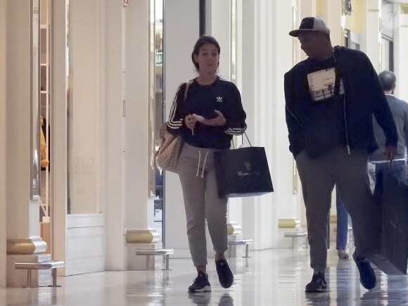 Georgina Rodriguez, la compagne de Cristiano Ronaldo, fait du shopping à Madrid avec des amis le 17 septembre 2017.