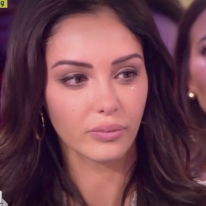 Nabilla fond en larmes dans le "Mad Mag" sur NRJ 12. Elle était très émue de retrouver Ayem Nour. Le 20 septembre 2017.