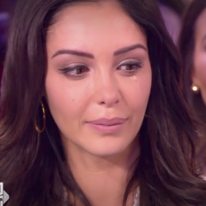 Nabilla fond en larmes dans le "Mad Mag" sur NRJ 12. Elle était très émue de retrouver Ayem Nour. Le 20 septembre 2017.