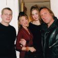 Guillaume et Julie entourés de leurs parents Elisabeth et Gérard Depardieu, en 2000.