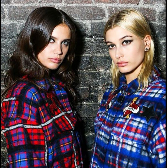 Sara Sampaio et Hailey Baldwin au défilé "Rock Circus" de Tommy Hilfiger, à Londres, le 19 septembre 2017