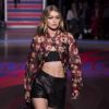 Gigi Hadid défile pour Tommy Hilfiger le 19 septembre 2017 à Londres, pour le show "Rock Circus".